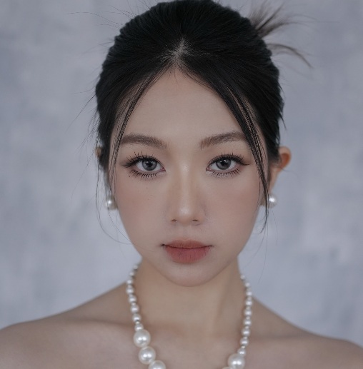 Editorial beauty with pearls