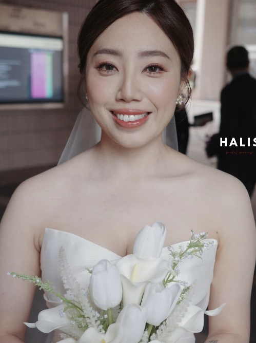 Bride holding tulips